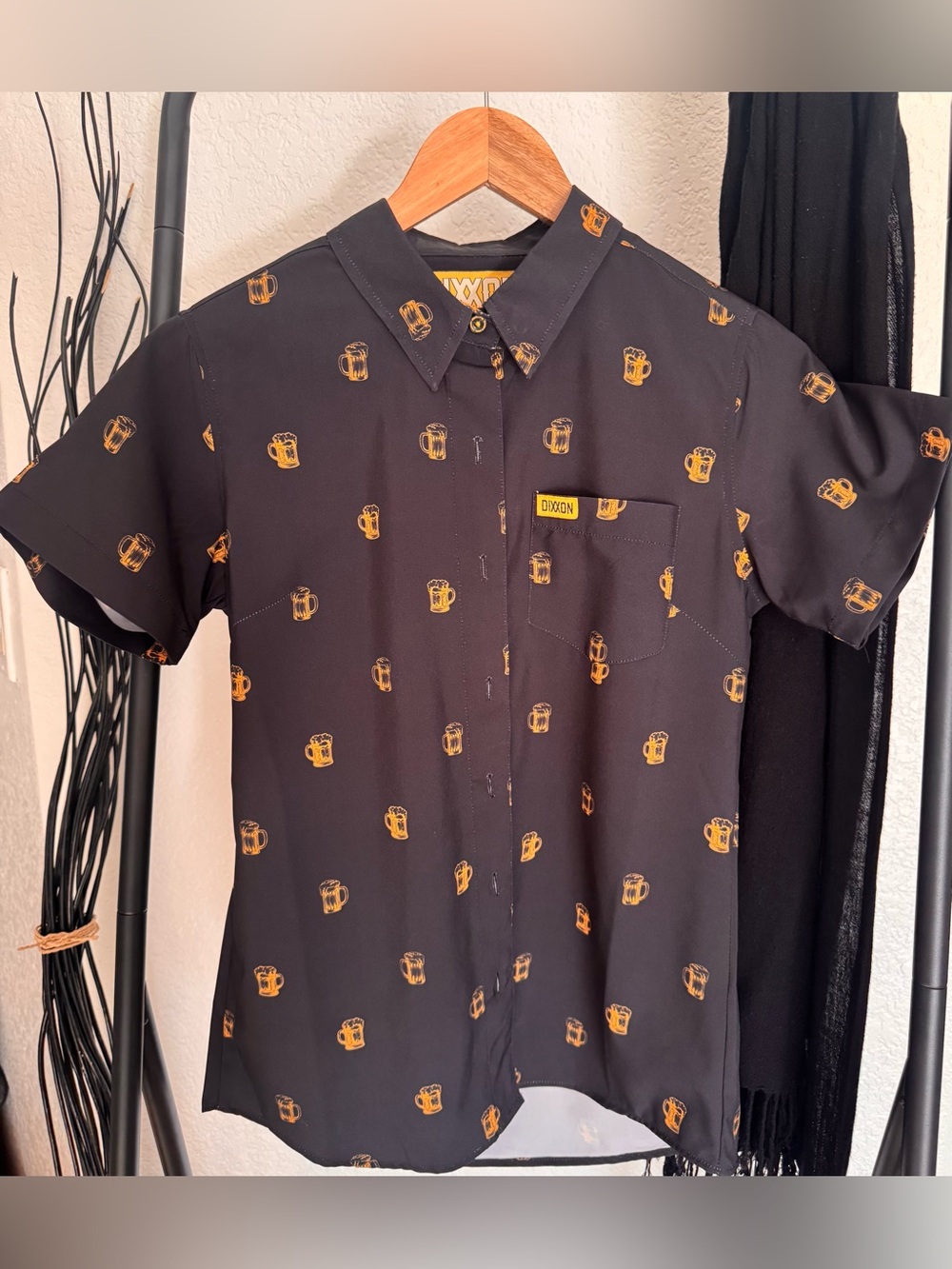 DIXXON Women's Small Black Short-Sleeve Shirt with Yellow Mug Print